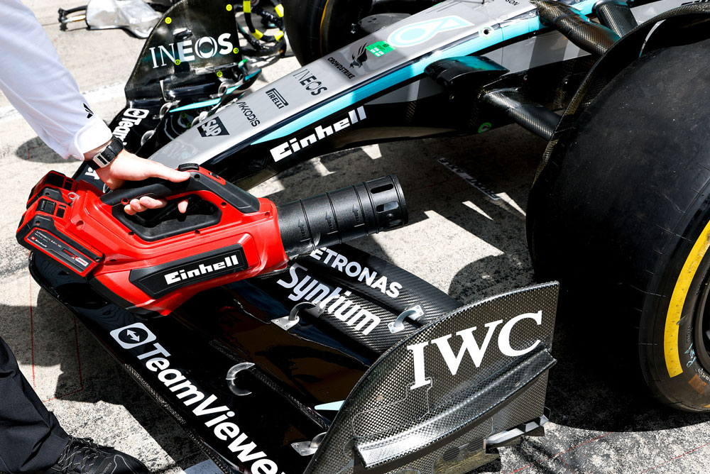 Einhell løvblæser rettet mod forvingen på en Formel 1-bil.