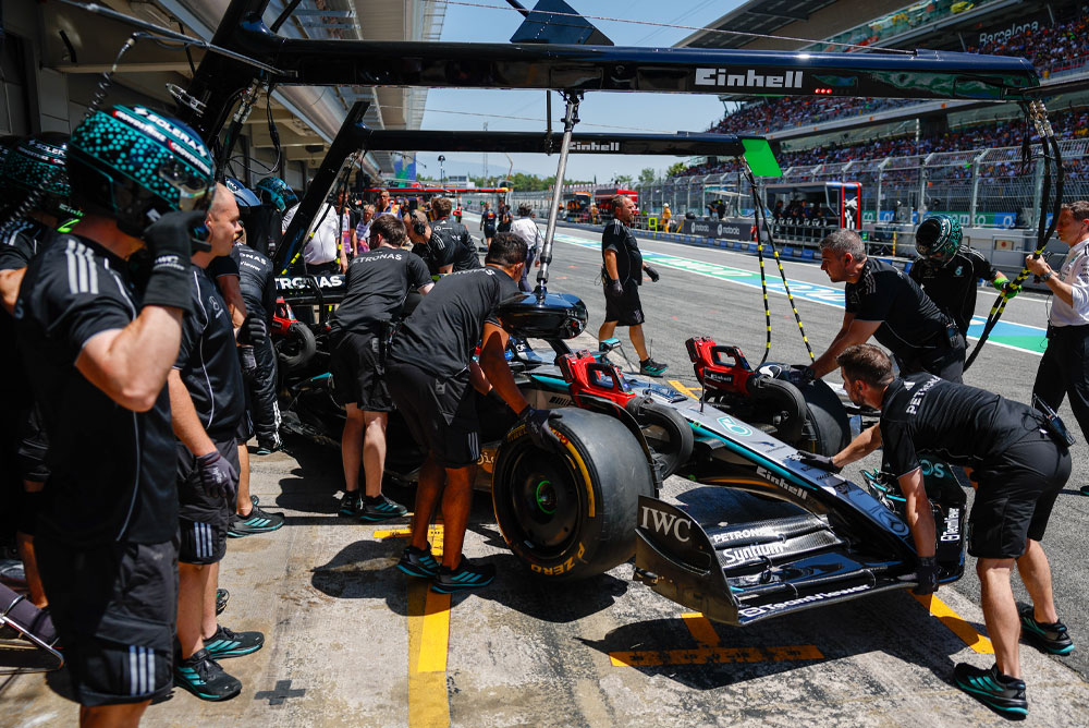 Formel 1-bilen bliver skubbet ind i garagen.