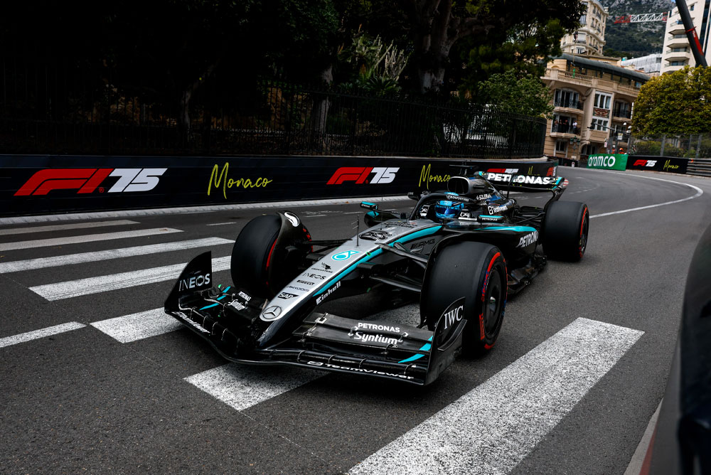Formule 1-auto op het circuit.