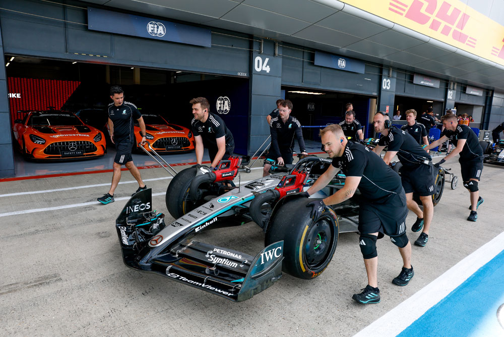 Formel 1-bil bliver skubbet.