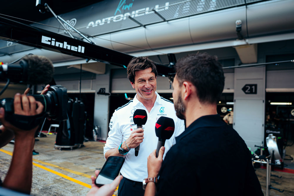 Toto Wolff bliver interviewet af en journalist.